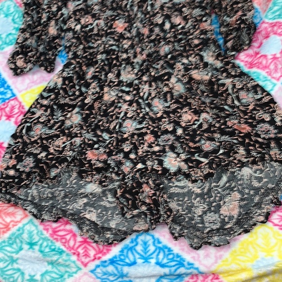 Cute multi color floral romper - Picture 3 of 4